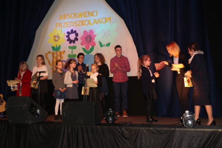 Wielki mini-koncert wokalno-muzyczny ,,Absolwenci Przedszkolakom” [WIDEO]