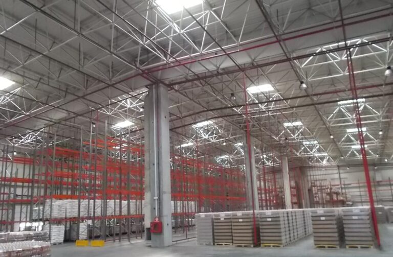 Lepiej budować czy wynająć magazyn? Jakie są wady i zalety obu tych rozwiązań?