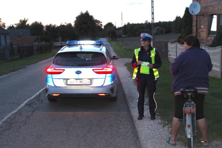 Policjanci rozdawali kamizelki odblaskowe