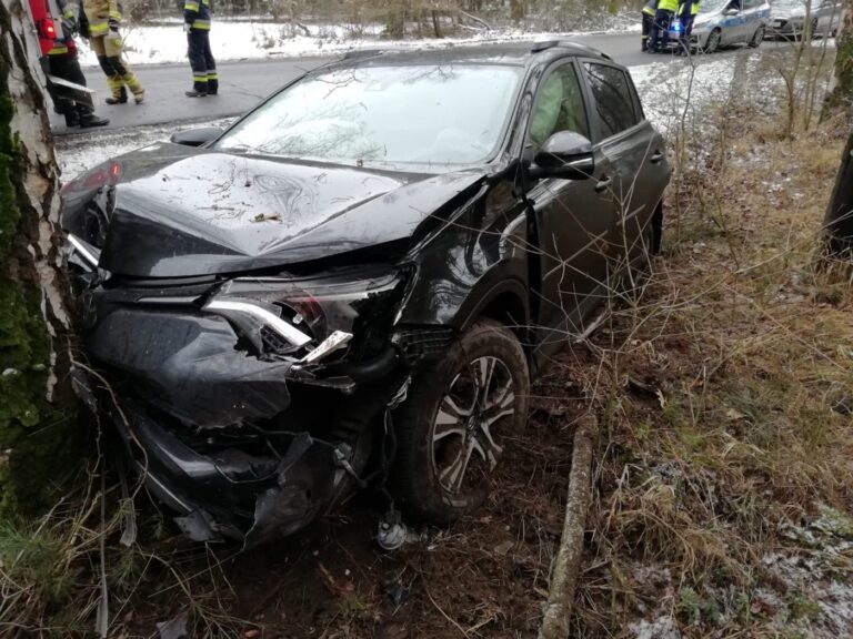 Kierujący Toyotą wypadł z drogi i uderzył w drzewo