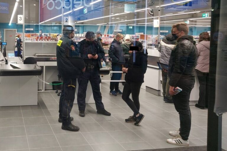 Policja kontroluje przestrzegania obostrzeń