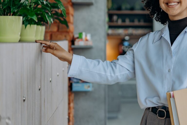 Jak wybrać zamek do mebli biurowych? Praktyczne porady