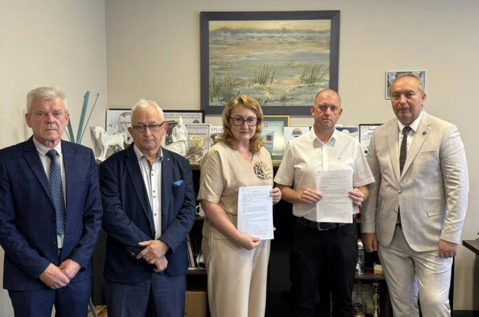 podpisanie-umowy-sikora-szydlowska fot.: UG w Sulmierzycach