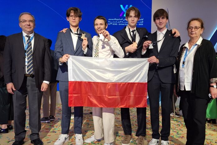 Juliusz Szczeszek-Bistuła (drugi od prawej) z dumą prezentuje swój srebrny medal zdobyty na 57. Międzynarodowej Olimpiadzie Chemicznej w Dubaju. fot.: Ministerstwo Edukacji Narodowej